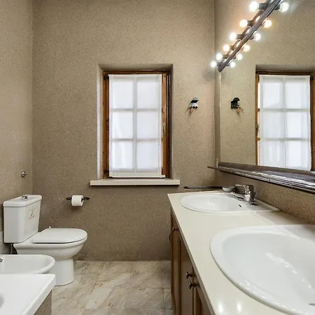 Ispra Villa Sleeps 10 With Wifi ヴィラ