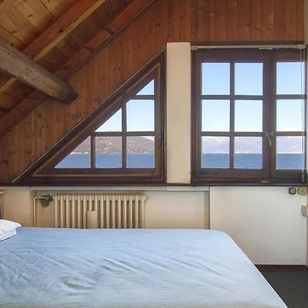 Ispra Villa Sleeps 10 With Wifi ヴィラ *
