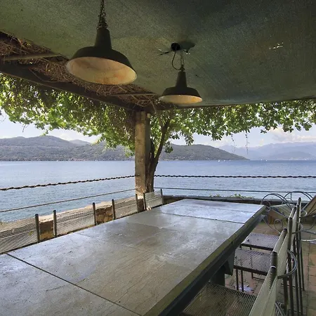 Ispra Villa Sleeps 10 With Wifi ヴィラ *