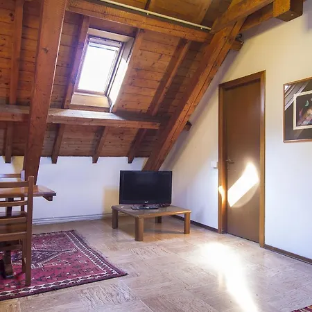 Ispra Villa Sleeps 10 With Wifi ヴィラ