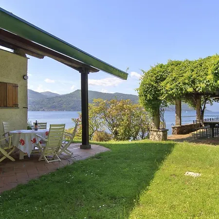 Ispra Villa Sleeps 10 With Wifi ヴィラ イスプラ